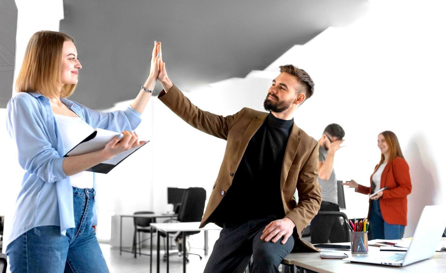 Consulente finanziario durante una sessione di pianificazione personalizzata con documenti e grafici